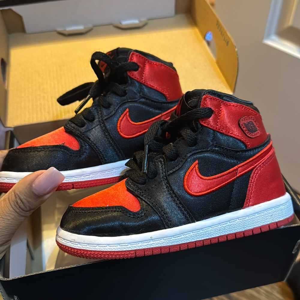 Toddler Jordan 1 Retro High OG


Worn once !
